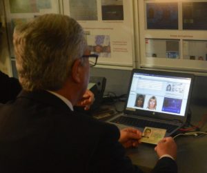 Der rheinland-pfälzische Innenminister Roger Lewentz vor einem Laptop. - Foto: gik