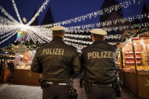 Auf dem Mainzer Weihnachtsmarkt flog ein Security-Mitarbeiter mit gefälschtem Impfpass auf. - Foto: Polizei Mainz 