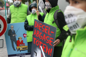 Protestaktion der Deutschen Umwelthilfe vor der IAA in Frankfurt: Dieselabgase töten. - Foto: Maximilian Urschl, DUH