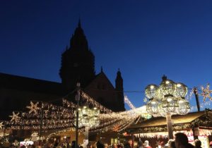 Mainzer Weihnachtsmarkt 2019: Viel Regen, wenig schönes Wetter, aber viel friedliches Miteinander. - Foto: gik