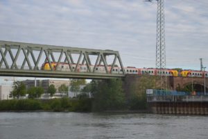 Die Eisenbahnbrücke Nord, die Kaiserbrücke, direkt neben der Mainzer Neustadt. - Foto: gik