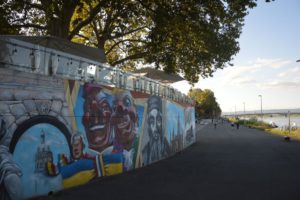 Rheinpromenade am Fort Malakoff mit Mainz-Graffiti. - Foto: gik