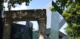 „There is a Crack in Everything“ – Diskussion über jüdisches Leben im Mainzer Staatstheater mit Leonard Cohen-Songs