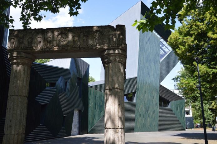 „There is a Crack in Everything“ – Diskussion über jüdisches Leben im Mainzer Staatstheater mit Leonard Cohen-Songs