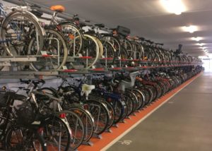 Modernes Fahrradparkhaus in der schwedischen Stadt Malmö. - Foto: gik