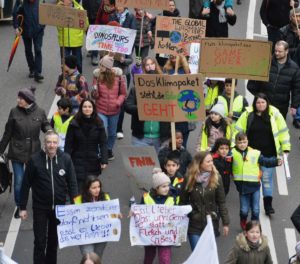 Plakate bei der Großdemo von Fridays for Future am Freitag in Mainz. - Foto: gik
