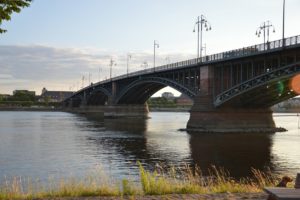 Die wichtige Rheinquerung Theodor-Heuss-Brücke ist ab Mittwoch wieder für den Verkehr frei. - Foto: gik