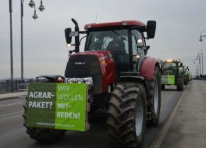 Traktorenkette hessischer Landwirte am Freitag auf der Theodor-Heuss-Brücke. - Foto: gik