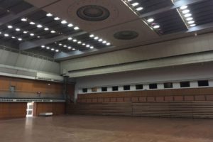 Der große Saal der Mainzer Rheingoldhalle vor der Sanierung - mit intaktem Parkett. - Foto: gik