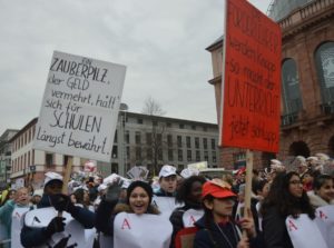 Kritik an der Schulpolitik gabs auch im Mainzer Jugendmaskenzug 2020. - Foto: gik