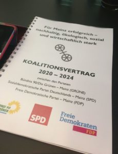 Der neue Koalitionsvertrag der Ampel 3.0 in Mainz. - Foto: gik