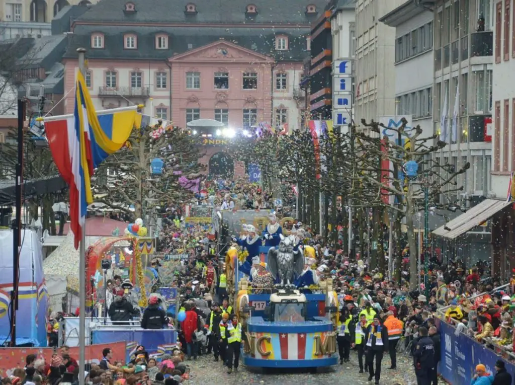 Auto Rast In Rosenmontagszug Im Nordhessischen Volkmarsen - Friedlicher ...