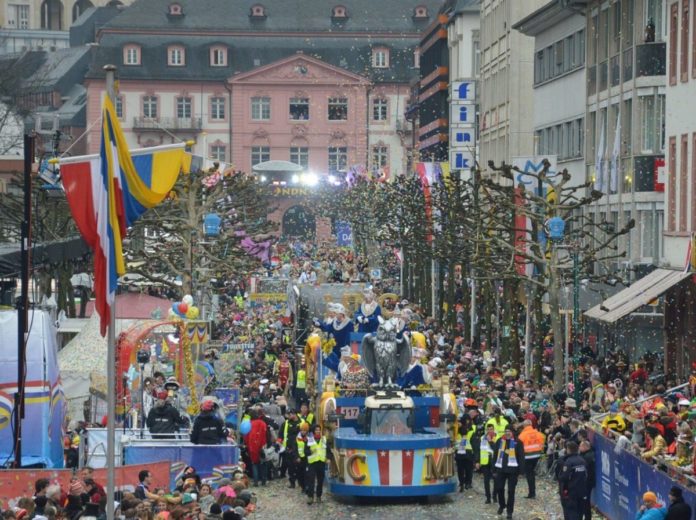 Auto rast in Rosenmontagszug im nordhessischen Volkmarsen – Friedlicher Rosenmontag in Mainz