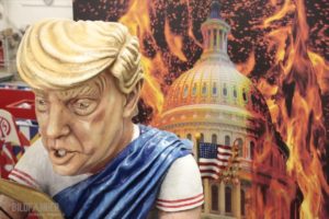 "Nero" Trump vor dem brennenden Capitol - Motivwagen der Mainzer Narren für den Rosenmontagszug 2020. - Foto: Gerald Trabold