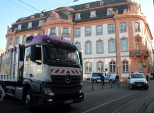 Ein Müllwagen sorgt an Fastnacht für Sicherheit durch Straßensperre - in Mainz ist das schon lange üblich. - Foto: gik 