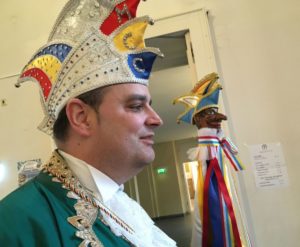 Uffstumber Mario Hoinigg wartet im Gang auf seinen Auftritt mit dem Mainzer Prinzenpaar. - Foto: gik
