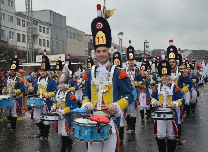 Narren freuen sich auf Neujahrsumzug in Mainz: 1100 Gardisten auf der Gass‘ – Auftakt zur Fastnachtskampagne 2023