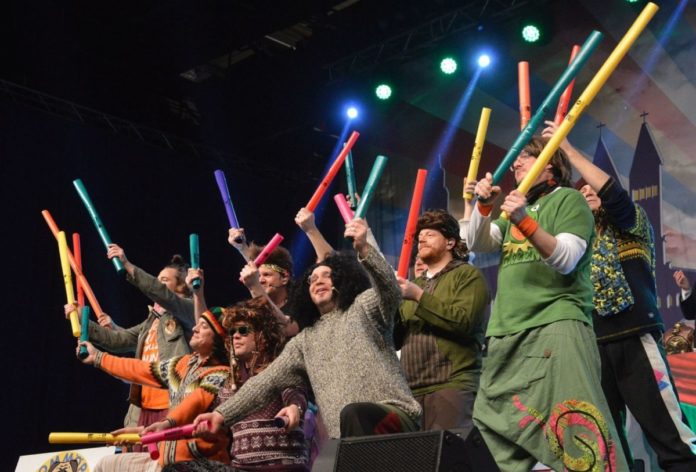 Friedliche Demo für Humor und ganz viel Narrenfreiheit – Beim GCV trumpfen die Narren mit viel Politik und großer Show auf