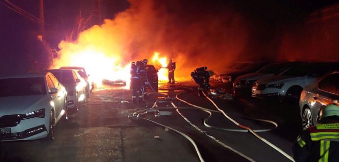 Fahrzeugbrand in Tiefgarage am Kisselberg in Mainz – Drei Autos in Flammen