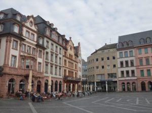 Trotz Shutdown: Geöffnete Cafés auf dem Mainzer Markt am Mittwoch. - Foto: gik