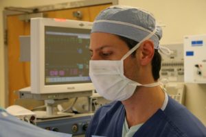 Chirurg mit Schutzmaske - das Fehlen von Schutzausrüstung wird immer mehr zum Problem in der Coronapandemie. - Foto: Universitätsmedizin Mainz
