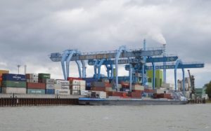 Containerhafen Frankenbach in Mainz: Die Weinexporte litten im Coronajahr 2020. - Foto: gik