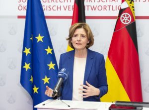 Ministerpräsidentin Malu Deyer (SPD) am Sonntag bei der Verkündung der Kontaktbeschränkungen. - Foto: Pulkowski, Staatskanzlei