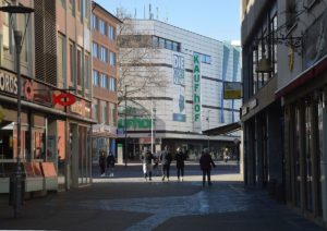 Einkaufsstraße in der Mainzer Innenstadt am Montag: Läden zu, Jugendliche in Gruppen unterwegs. - Foto: gik