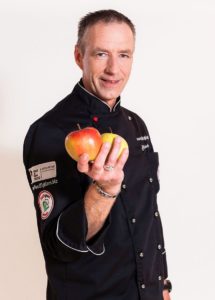 Koch und "Food Fighter" Michael Schieferstein will Bedürftige mit Lebensmitteln versorgen.- Foto Food Fighters