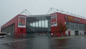 Nun drohen auch Fußballspielen angesichts des Coronavirus Absagen, hier die Mainzer Opel-Arena. - Foto: gik