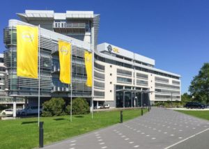 Opel bleibt Opel, und Stellantis der Mutterkonzern: Firmenzentrale in Rüsselsheim. - Foto: Opel