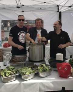Kochten schon für Bedürftige zusammen: Food Fighter Michael Schieferstein (links) und Arzt Gerhard Trabert (Mitte). - Foto: Food Fighters