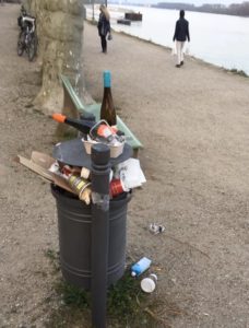 Überfüllter Mülleimer am Samstag am Rheinufer in Eltville. - Foto: Patrick Kunkel via Twitter