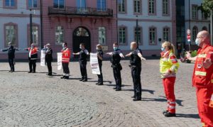 Plädoyer für Abstand und Schutz durch Masken mit Innenminister Lewentz (SPD) auf dem Schillerplatz. - Foto: Polizei Mainz