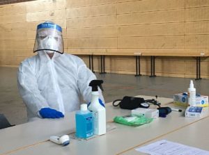 Arzt in der Corona-Ambulanz in der Turnhalle in Mainz-Mombach während der Hochphase der Corona-Pandemie. - Foto: gik
