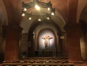 Aus der Gotthardkappelle des Mainzer Doms überträgt das ZDF in der Osternacht live den Gottesdienst mit Bischof Kohlgraf. - Foto: gik