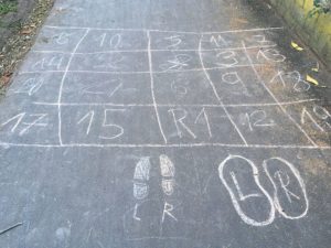 Kreativer Spielplatz Straße: Kästchenspiel von Kindern auf einem Weg in Mainz. - Foto: gik