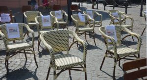 Mit der Aktion "Leere Stühle" machten am Freitag rund 30 Mainzer Gastronomiebetriebe auf ihre prekäre Situation in der Coronakrise aufmerksam. - Foto: gik