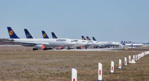 Parkende Lufthansa-Flugzeuge im Lockdown 2020 auf der Nordwestbahn Frankfurt. Foto: Lufthansa / Oliver Roesler