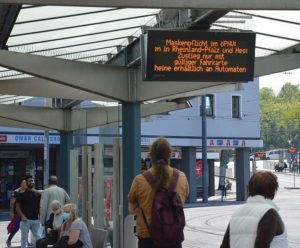 An Bushaltestellen in Mainz und Wiesbaden bleibt es aber bei der Maskenpflicht. - Foto: gik