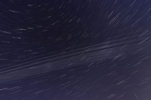 Die Starlink Satelliten am Himmel über Berlin am 20.04.2020 - Foto: Andreas Möller via Wikipedia