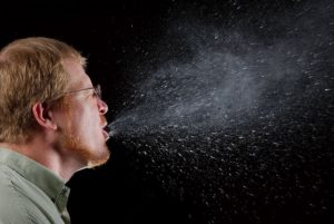 Tröpfchenausstoß beim Niesen, dabei können sich Viren an winzige Luftteuilchen, Aerosole, anheften und so verbreiten. Foto: James Gathany CDC Public Health Image Library