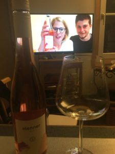 Der Rosé im Glas, die Stimmung bombig - virtuelle Weinprobe mit Malenka und Niklas Stenner. - Foto: gik