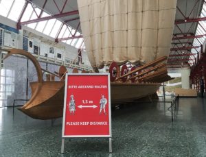 Abstand halten, das gilt auch in den Museen, aber die großen Römerschiffe im Museum für Antike Schifffahrt sieht man ja auch so gut. - Foto: RGZM