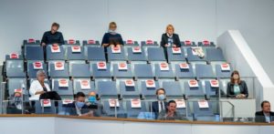 Auf der Besuchertribüne des Landtags nahmen während der Coronakrise Abgeordnete und Journalisten Platz. - Foto: Landtag RLP/ Torsten Silz