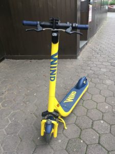 Die neuen, gelben E-Scooter von Wind stehen nun auch auf den Mainzer Straßen. -Foto: gik