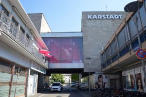Die Sorge um das finanziell angeschlagene Warenhaus Karstadt wächst, dem Warenhaus an der LU könnte die Schließung drohen. - Foto: gik