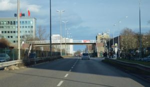Bislang die einzige Fußgängerquerung für die Saarstraße: die Brücke am Friedrich-von-Pfeiffer-Weg. - Foto: gik