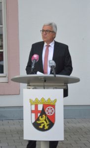 Warnt eindringlich vor der Radikalisierung der Querdenker-Szene: Innenminister Roger Lewentz (SPD) im Mai in Mainz. - Foto: gik