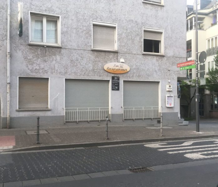 35 Polizeibeamte feierten im Heringsbrunnen – Feiernde wurden vom Revier vor Eintreffen der Streife gewarnt